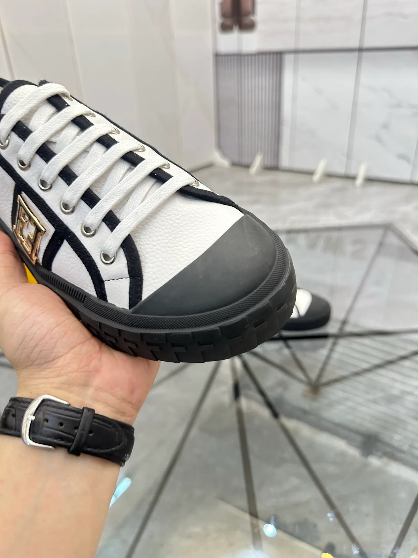 Selling men's shoes 💰: 💰P440¥ Product trademark: Fendi* "Fendi*" low-top casual shoes Regular size: 38-44 (can be customized to 45) Product materials: imported cowhide upper, sheepskin lining, original outsole. No.:6735
